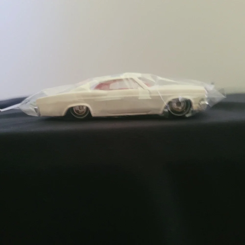 HOT WHEELS Official in Room Trading Vehicle 2010 Diecast Space Magical Weekend